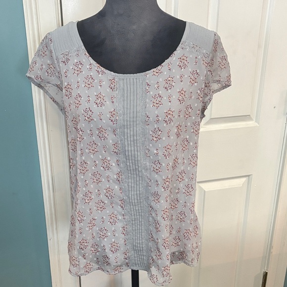 LC Lauren Conrad Tops - LC Lauren Conrad Floral Blouse - Light Gray and Red